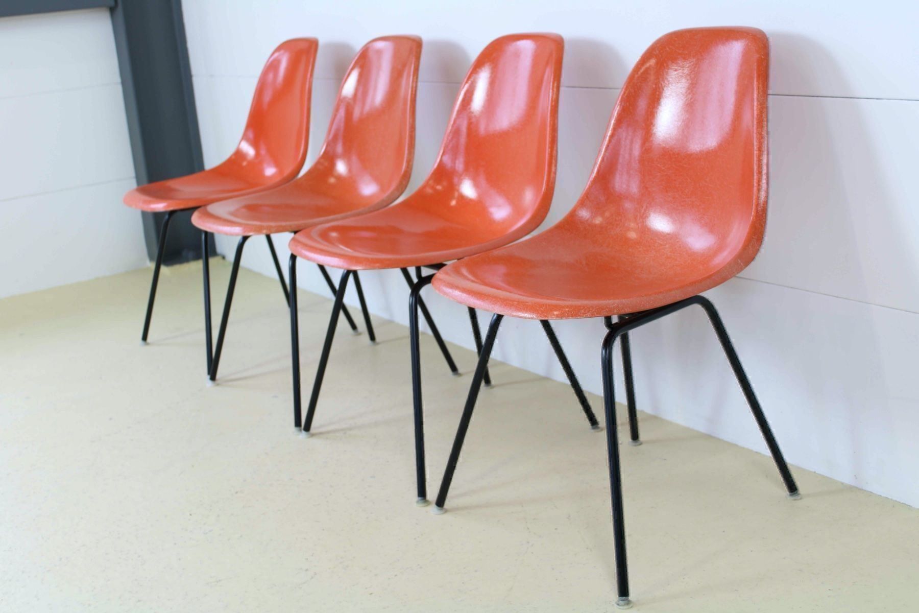 Stühle: Orange Eames Fiberglas Stühle, H. Miller – Gebraucht aus Meinisberg von atelier_TILIJA 7