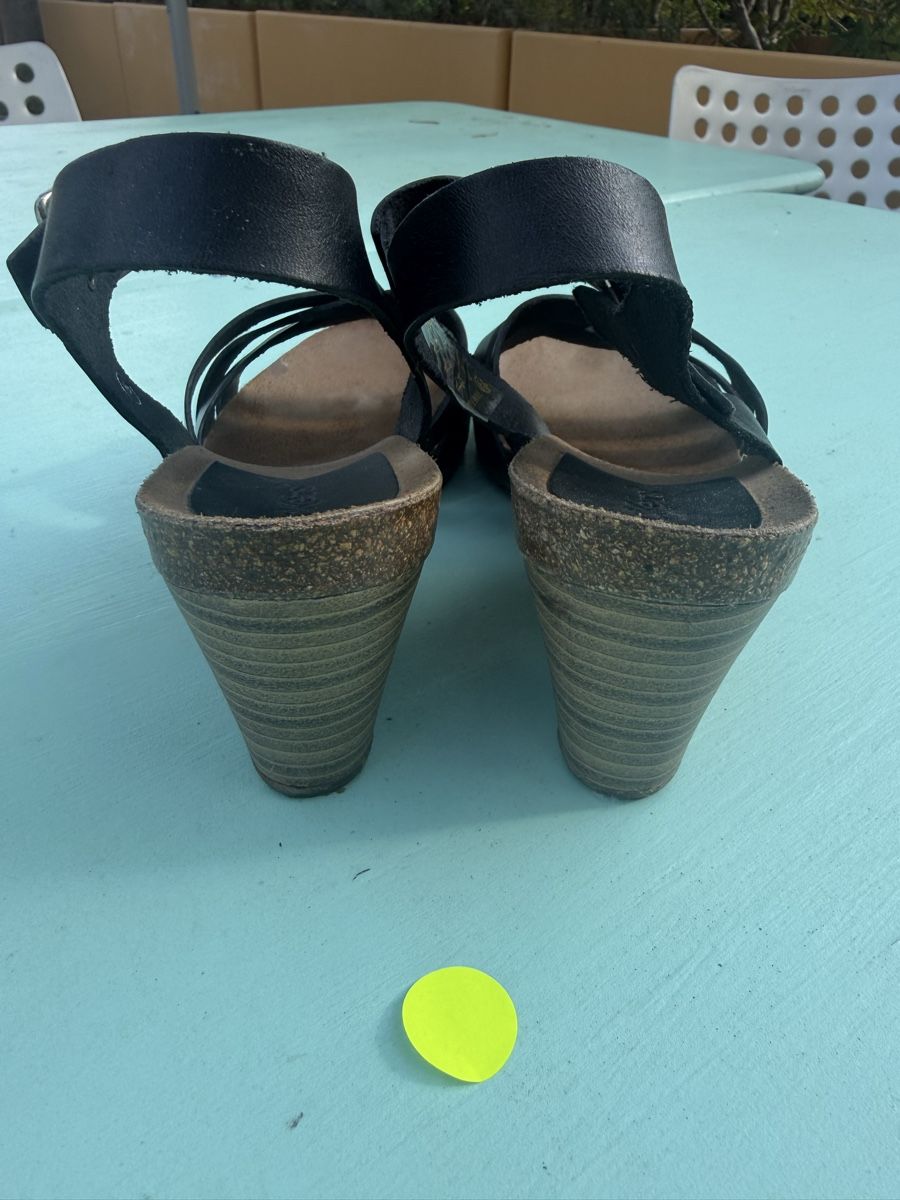 Kickers Scarpe da donna: Kickers Sandalen schwarz Grösse 39 Keilabsatz Leder – Usato da Maur venduto da Marie.5 6