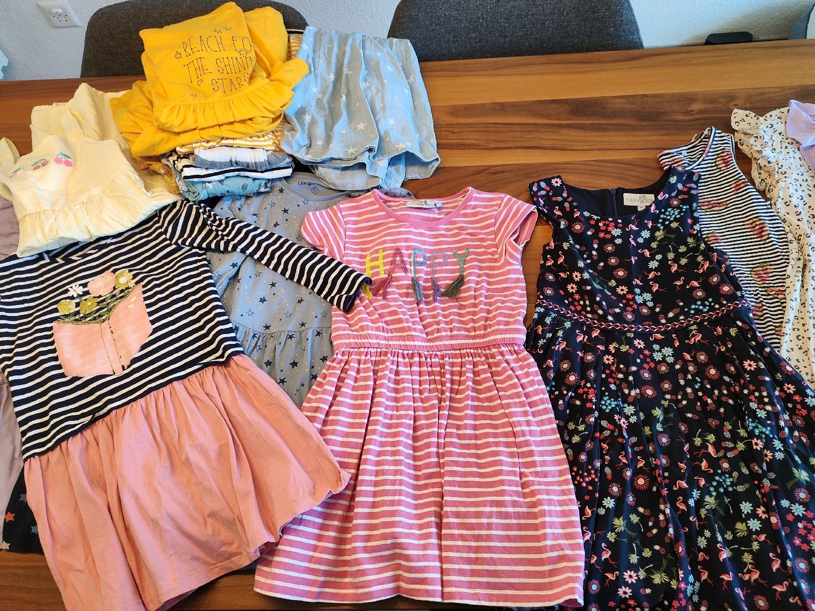 Lotti & Set di vestiti: 18 Kleider 122/128 – Usato da Bäretswil venduto da Foif5