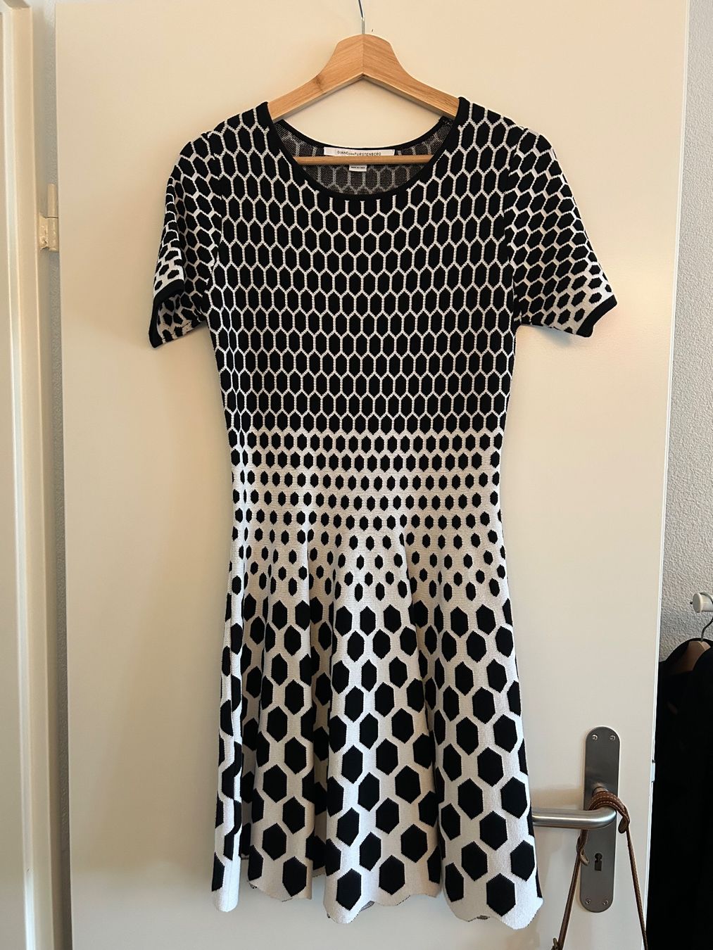 Diane von Furstenberg Vestiti: Diane von Furstenberg - Robe noire et blanche – Usato da Solothurn venduto da MO_C23