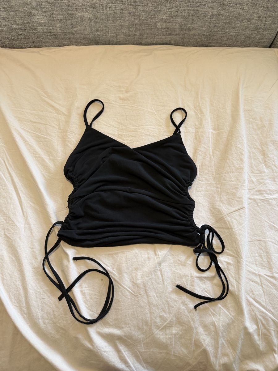 Top: Top noir Zara taille S avec cordon de serrage ajustement – Usato da Grabs venduto da DidiPop290 2