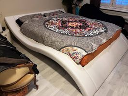 Exqisites Wave Doppelbett aus echt Leder 