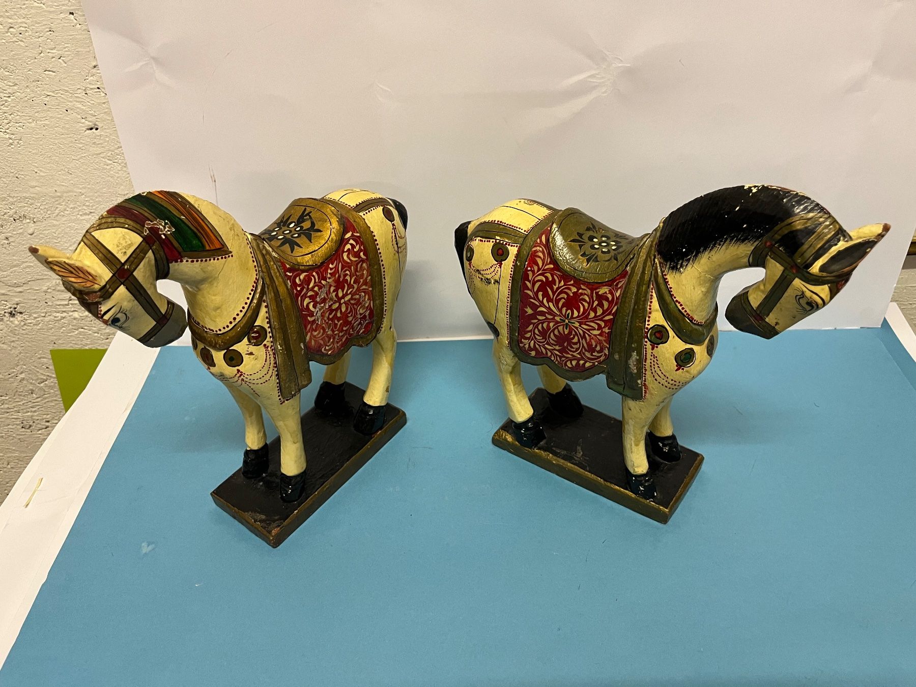 Statuette: Chevaux en bois asie – Usato da lausanne venduto da esploras