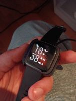 Fitbit Versa 2 Smartwatch mit Ladekabel (Dock)