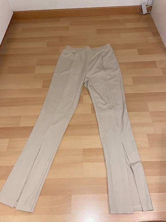 Hosen: Beige Stoffhose mit Schlitz, Gr. S – Gebraucht aus Thun von tat_wg9t