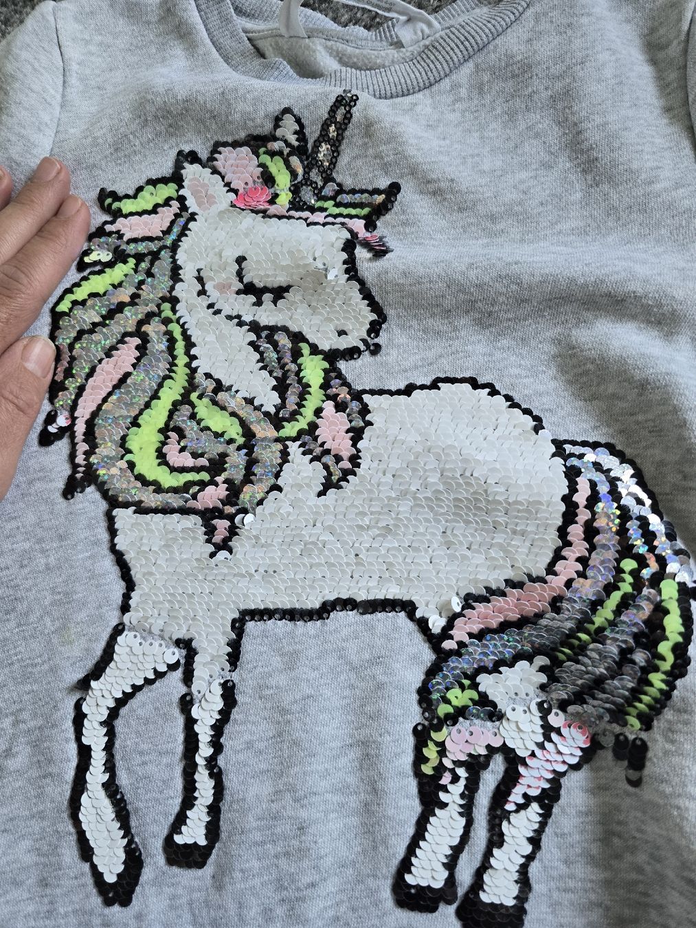 H&M Maglioni & Felpe: Mädchen Pullover Einhorn Pailletten Gr. 104-110  – Usato da Unterentfelden venduto da Panda-87 2