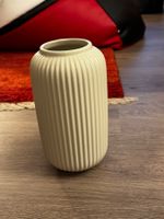 Vase décorative côtelée, couleur crème, parfait état!