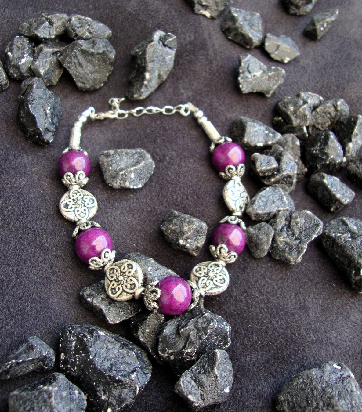 Bracciali & Braccialetti: Armband mit lila Achat-Edelsteinperlen – Nuovo (secondo la descrizione) da Hünenberg venduto da Aquazur
