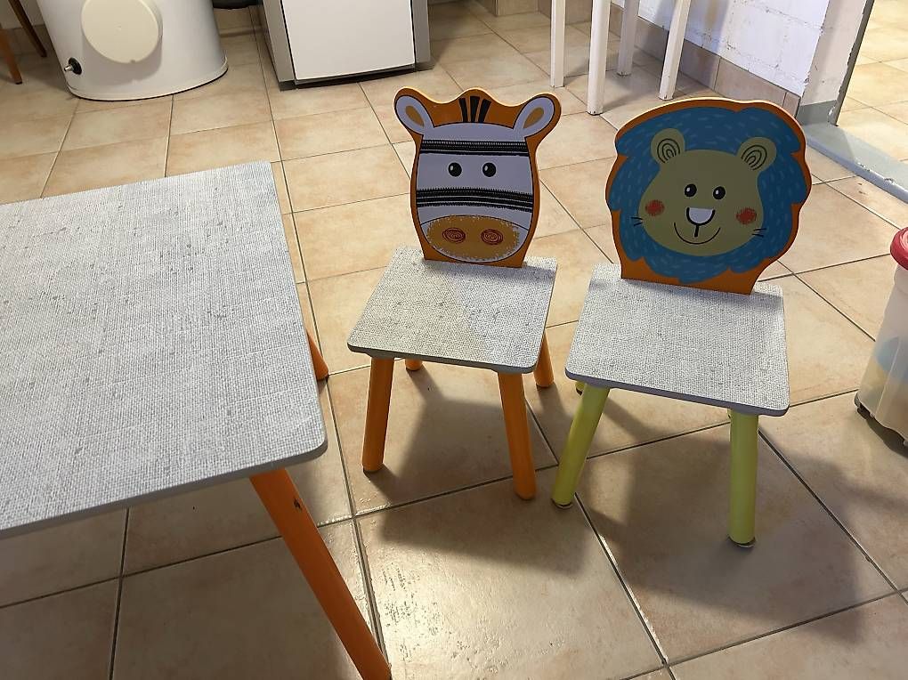 Tische: Kindertisch mit 2 Stühlchen – Gebraucht aus Bern von ial_7mzb 1