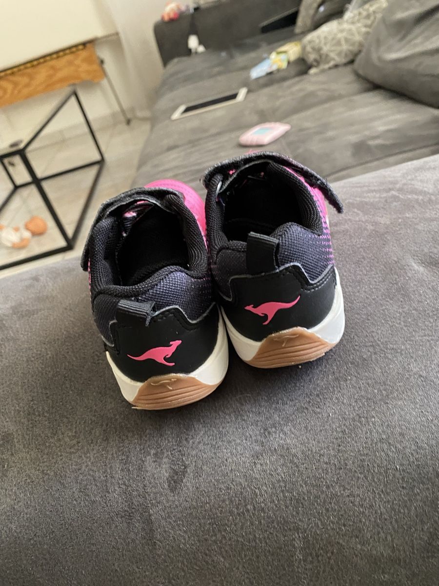 Schuhe für Jungen: Hallenschuhe KangaRoos 27 – Neu (gemäss Beschreibung) aus Roggwil TG von Strick-Fee 2
