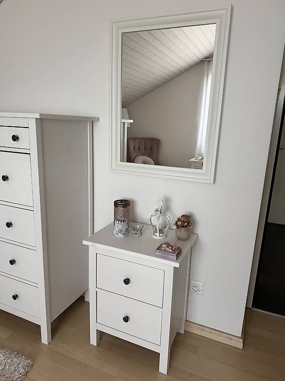 Comodini: Hemnes Nachttisch + passender Spiegel – Usato da Mühlau venduto da ana_75z8