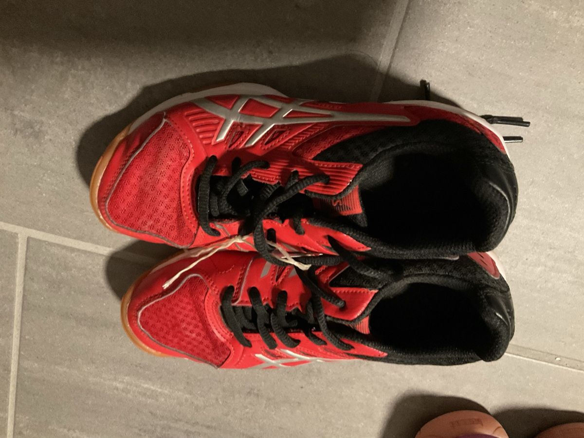 Asics Schuhe für Jungen: Asics Hallenschuhe Gr 34.5 – Gebraucht aus Sutz von Aylath