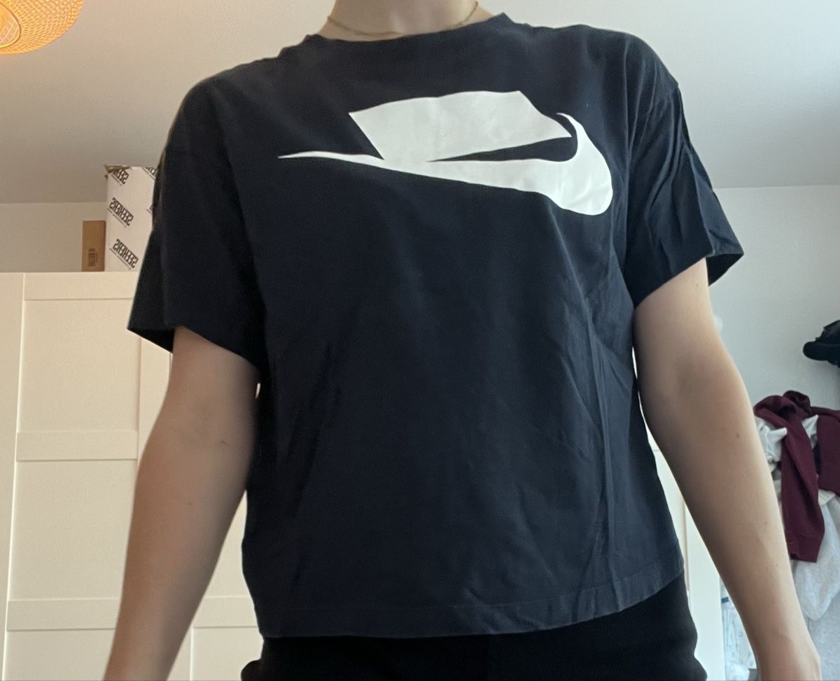 Nike T-shirt: nike t-shirt – Nuovo (secondo la descrizione) da Bern venduto da lea_wf9x