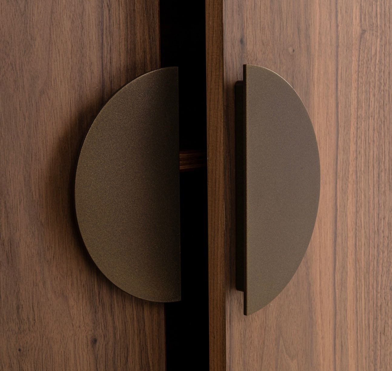 Armadi: RICHMOND INTERIORS** Display cabinet Windsor walnut – Nuovo e nell'imballaggio originale da Ruswil venduto da Miami-2026 7