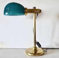 Verstellbare Tischlampe aus Messing im Mid-Century-Stil.