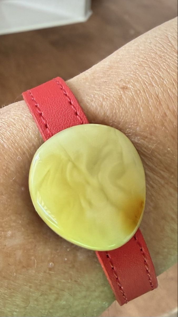 Bracciali & Braccialetti: Bernstein-Armband auf Lederband – Nuovo e nell'imballaggio originale da Ebikon venduto da elischka 1