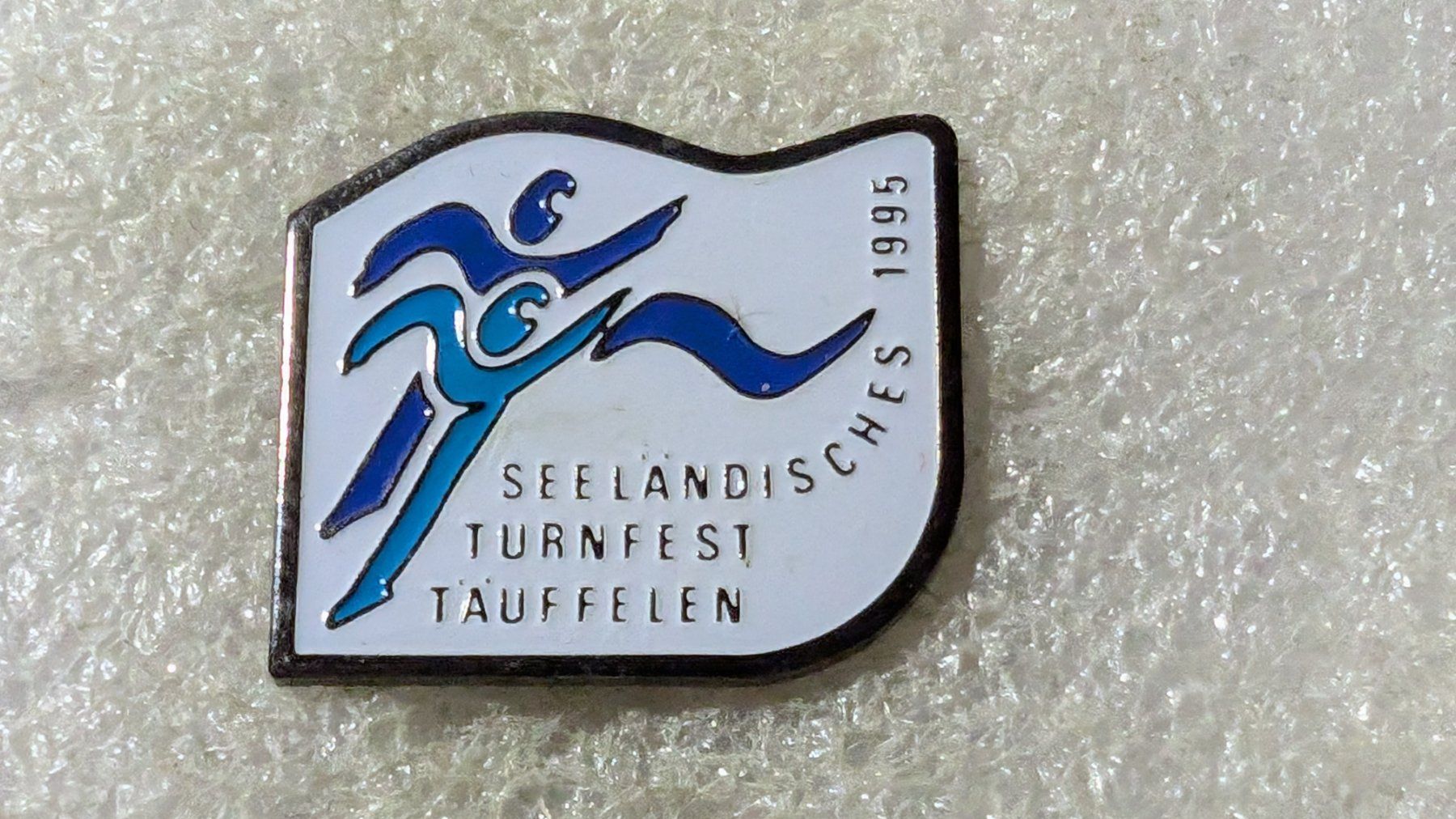 Placchette & Badge: Ansteckpin 166: Turnfest Täuffelen – Usato da Oppligen venduto da Pin-Fall-Shop
