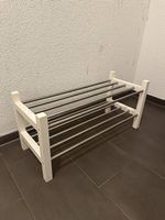 Schuhgestell weiss mit Metallstangen
