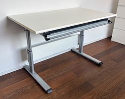 Weisser höhenverstellbarer Schreibtisch