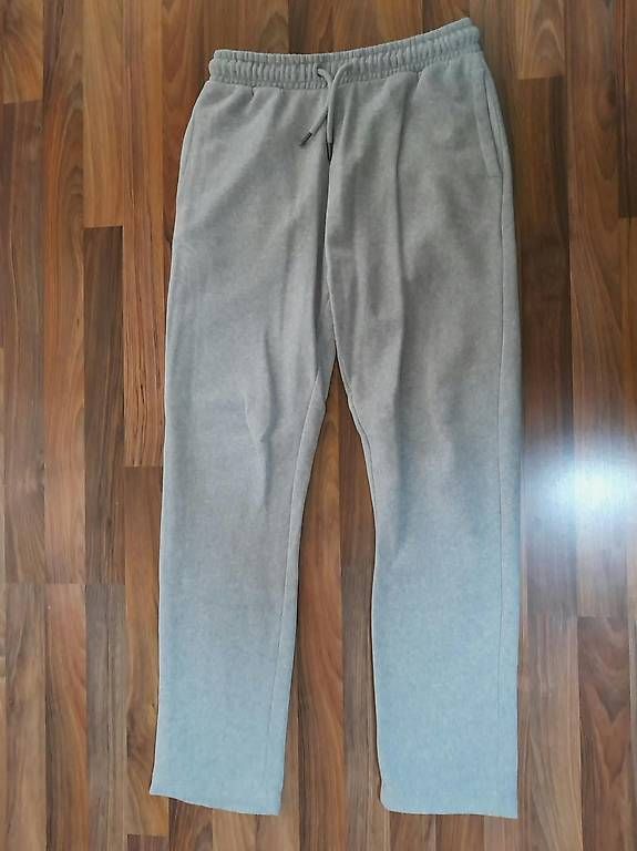 Pantalons: 4 Jogginghosen – Neuf avec emballage d'origine à Triesen par naomikindle13