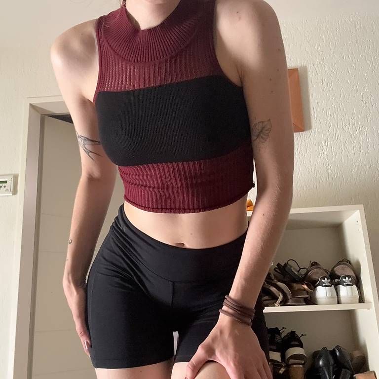 Top: Weinrotes Tank Top – Usato da Allschwil venduto da puc_x5z7