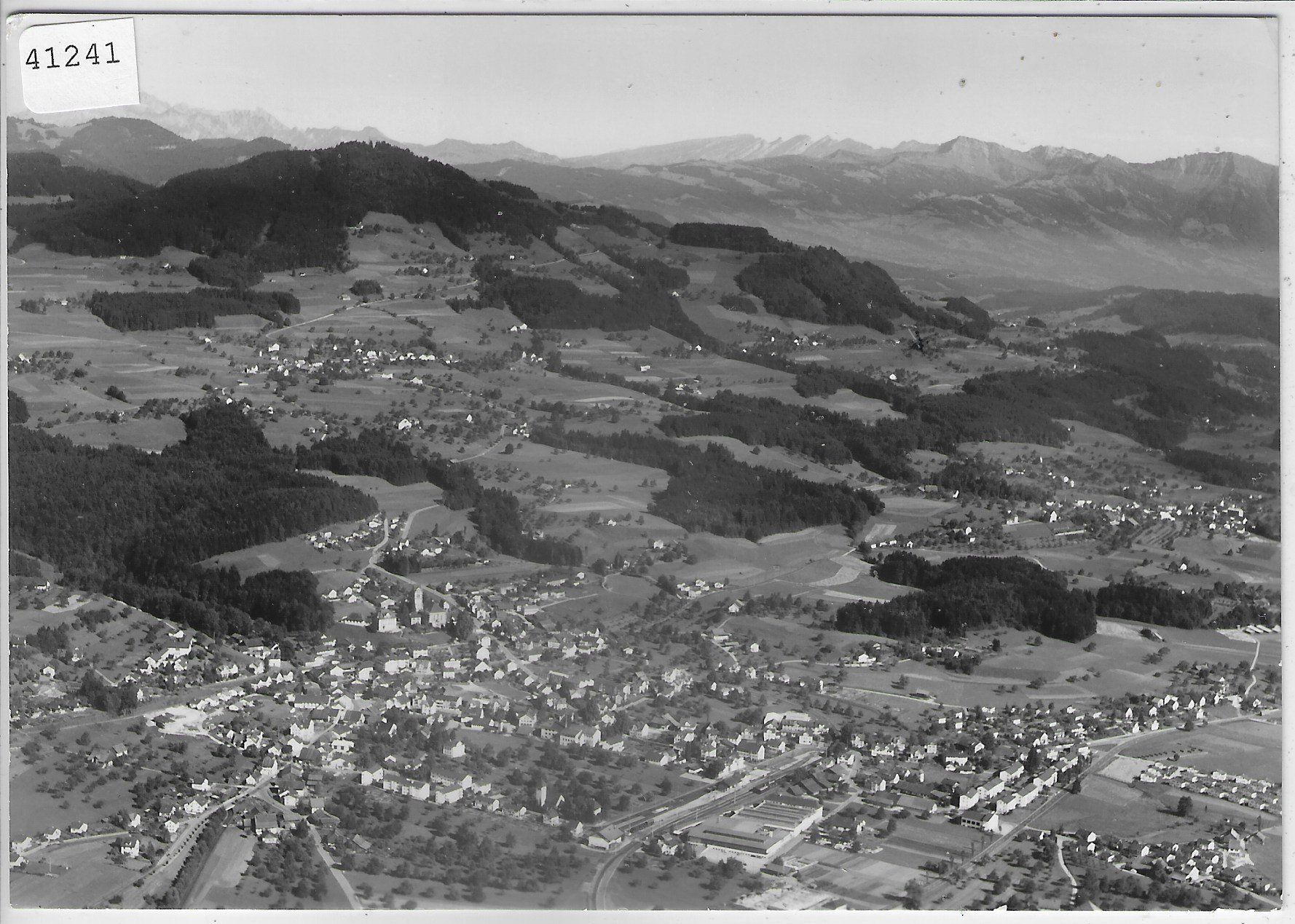 Cartoline postali: Flugaufnahme Hinwil mit Bachtel – Usato da Ettingen venduto da Kartenplanet