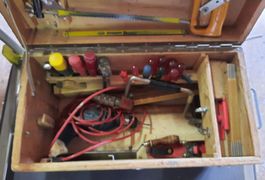 Werkzeug-Holzkiste mit Handwerkzeug