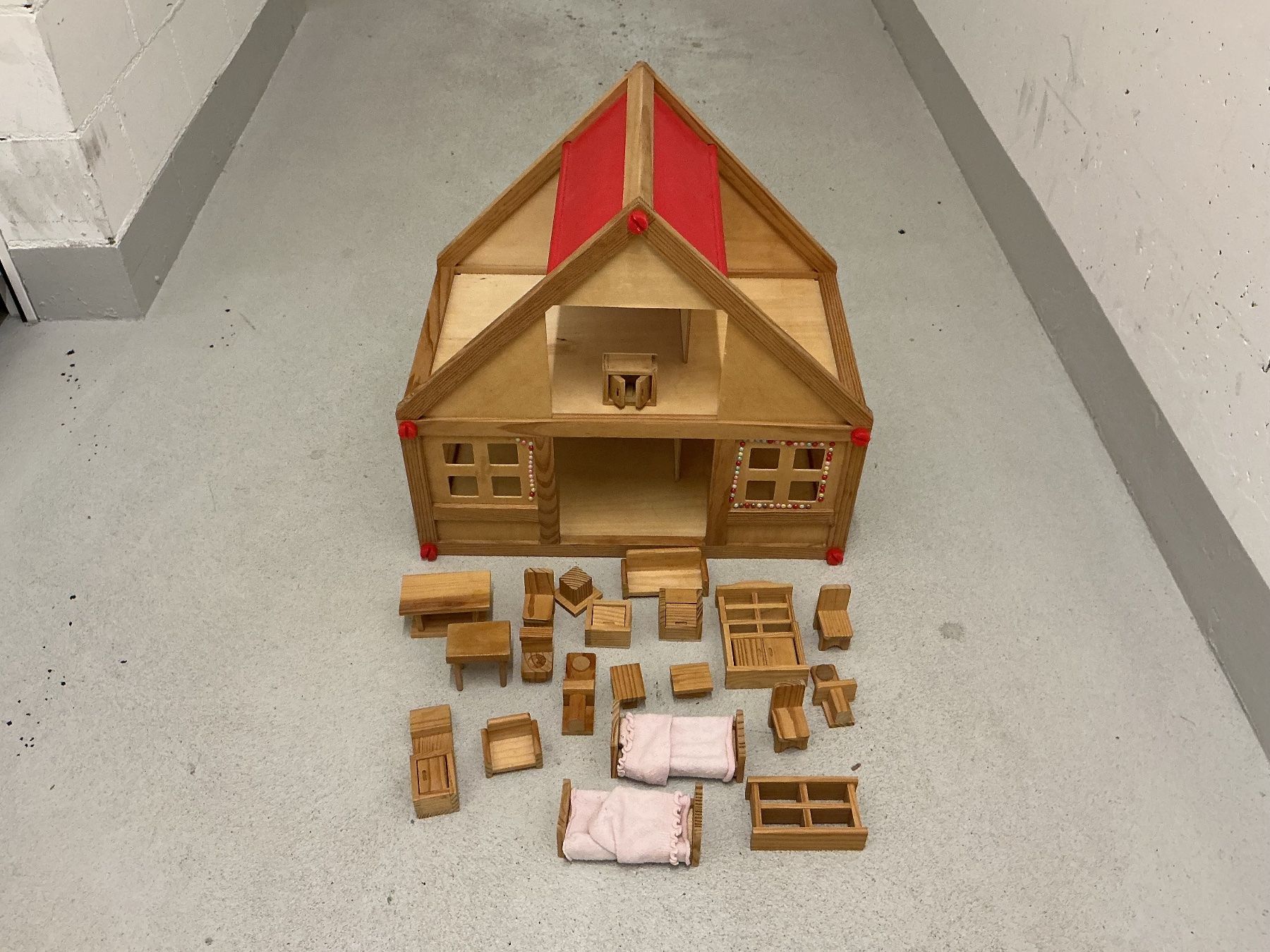 Case e mobili per bambole: Puppen Haus mit Möbeln dabei – Usato da Winterthur venduto da Tumko_7_Vinyl