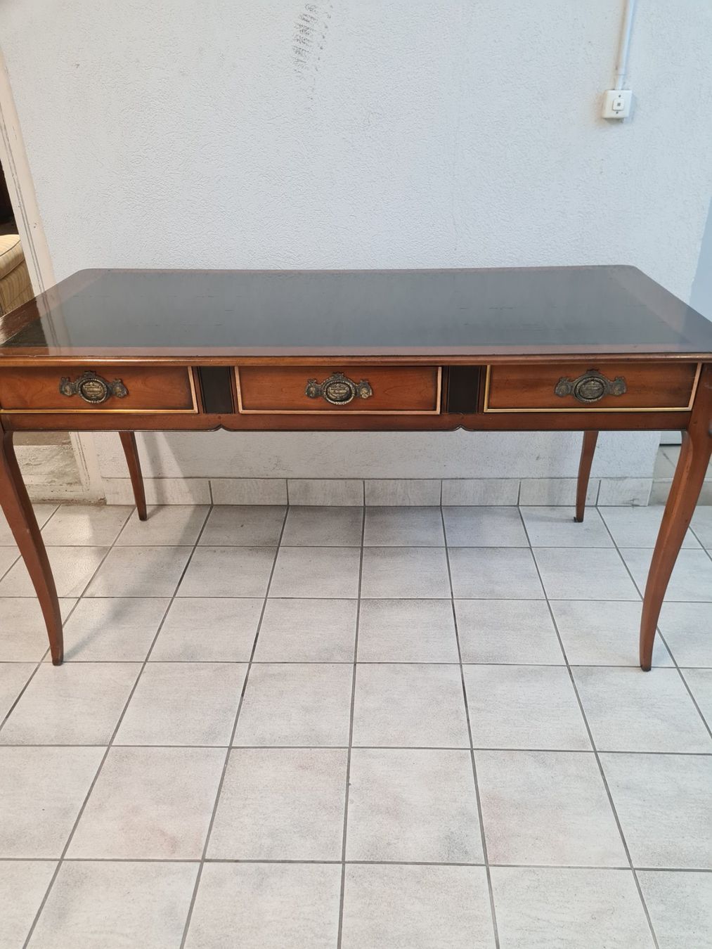 Schreibtische: Bureau VIII la vitre dessu et endommager – Gebraucht aus Monthey von 187-zeroo 6
