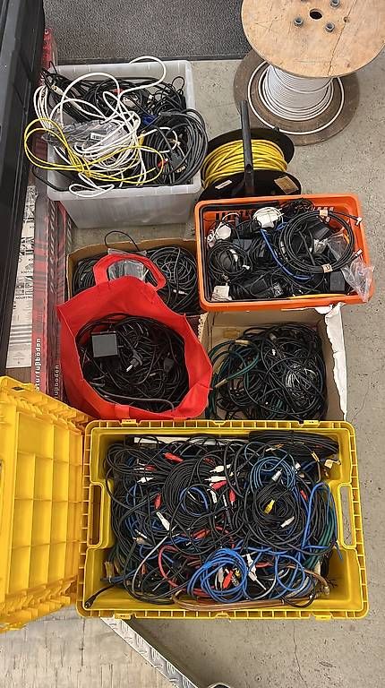 Cavi: Einen Haufen Kabel – Usato da Zürich venduto da Studio6