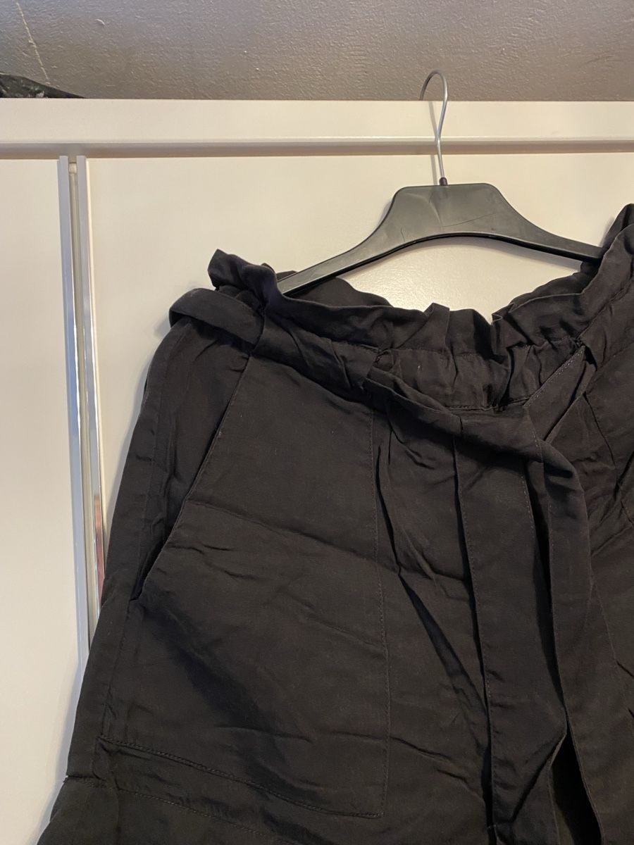 H&M Pantaloni: Damen Shorts Gr.38 – Usato da Pfungen venduto da Sheki56 1