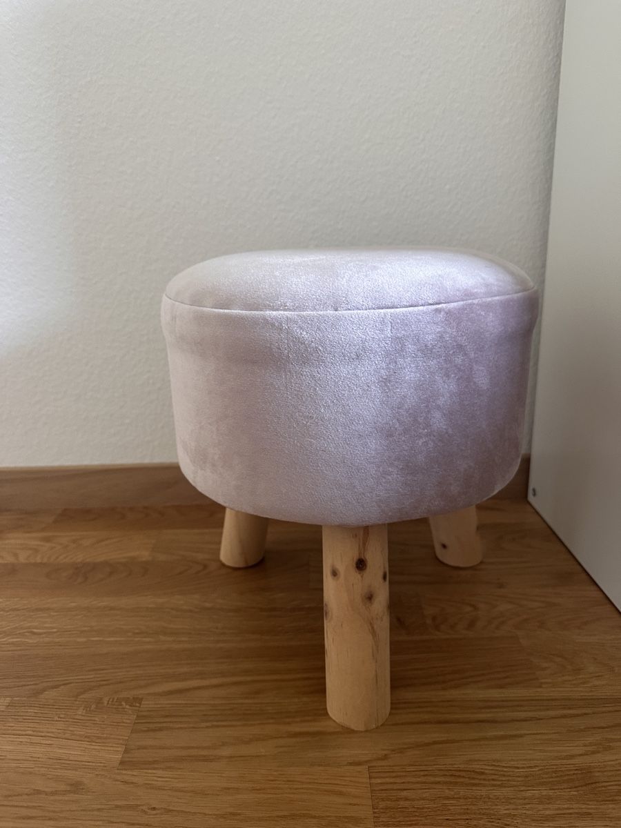Hocker: Rosa Hocker mit Holzbeinen – Gebraucht aus Ittigen von lea_2txx 1