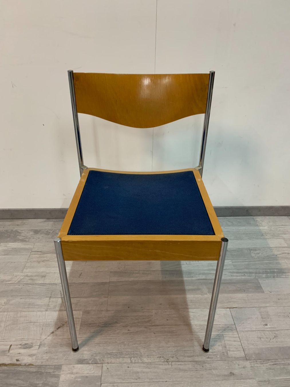 Horgen Glarus Stühle: Stapelstuhl von Horgenglarus mit dunkelblauer Sitzfläche – Gebraucht aus Zürich von ZuercherBrockenhaus 2