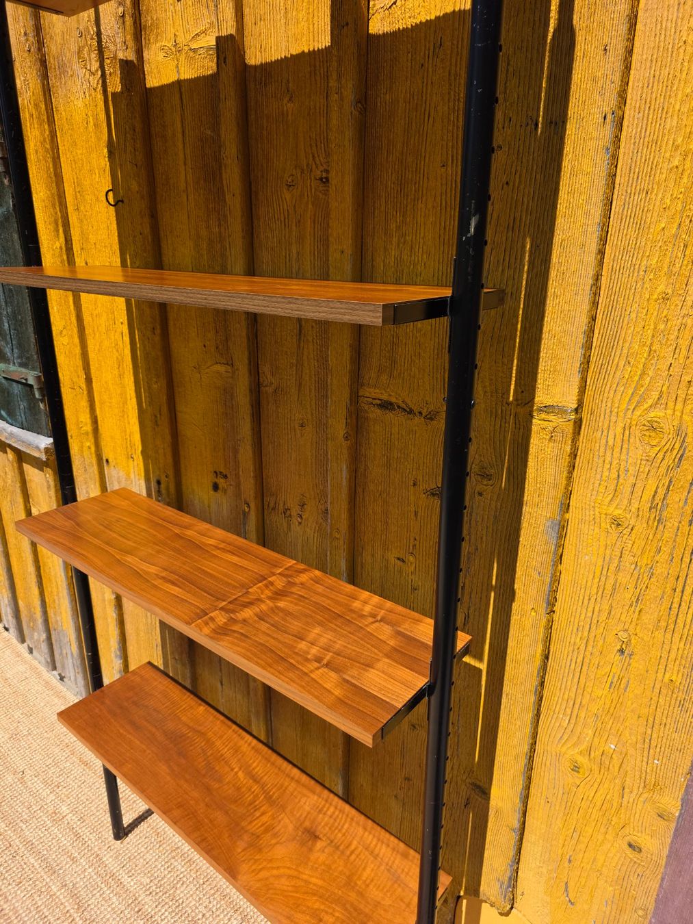 Scaffali: Mid Century  Teleskopregal  Nussbaum – Usato da Haslen AI venduto da Vintagelix 2