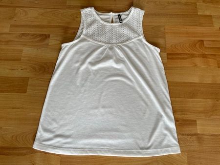 Damen Top weiss mit Spitzenbesatz, Grösse S