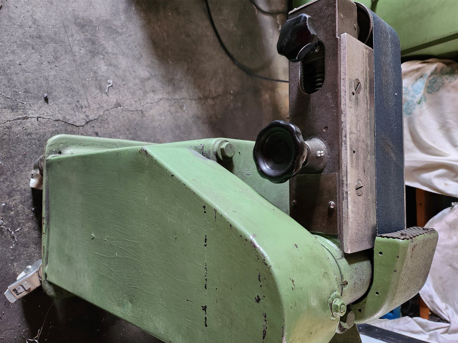 Smerigliatrici & Lucidatrici: BANDSCHLEIFER 380 VOLT, PROFIGERÄT mit 10 Stck. Ersatzbänder – Usato da Romanshorn venduto da Legere8 1