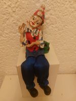 Dekorative Clownfigur sitzend / Kantenhocker