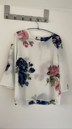 Bluse weiss mit Blumen