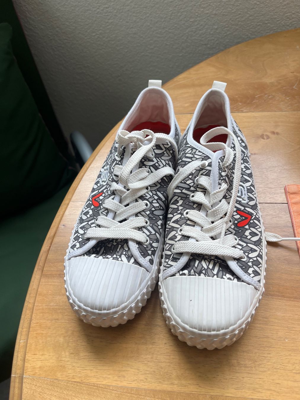 Skechers Scarpe da donna: Skechers Schwarz-Weiss – Usato da Zürich venduto da pizzobeatrice 1
