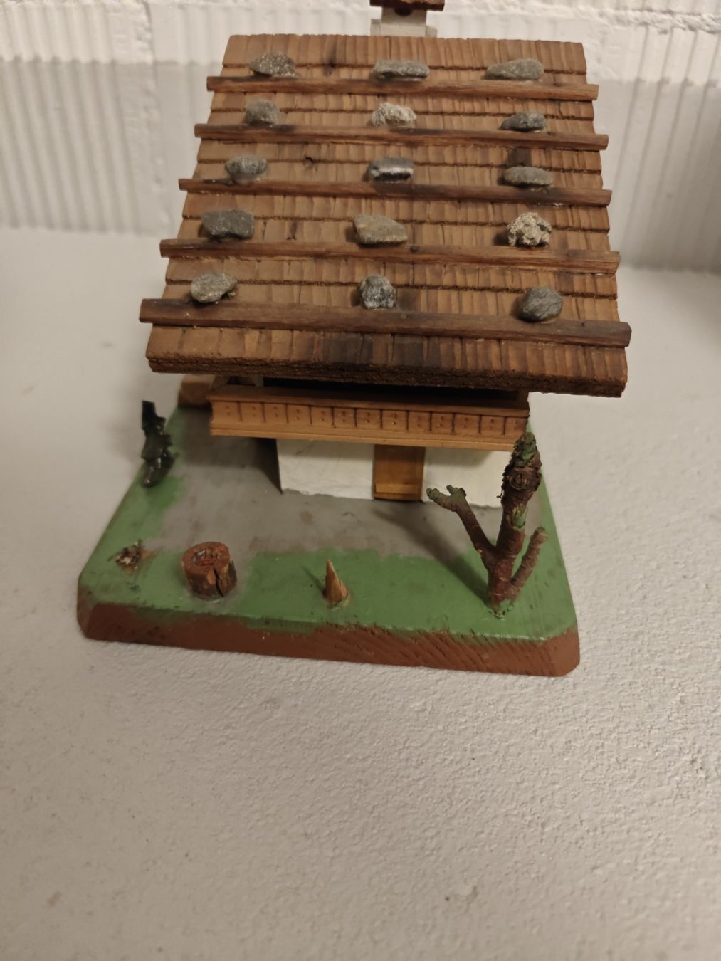 Tutte le decorazioni: Altes Miniatur Chalet-Haus mit Steinen – Usato da Herdern venduto da Pinky_winki 1