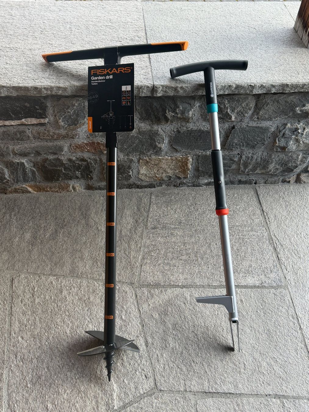 Tutti gli attrezzi: Gardena Unkrautstecher + Fiskars Handerdbohrer Grösse L – Nuovo (secondo la descrizione) da Jenaz venduto da Sandrobordoli