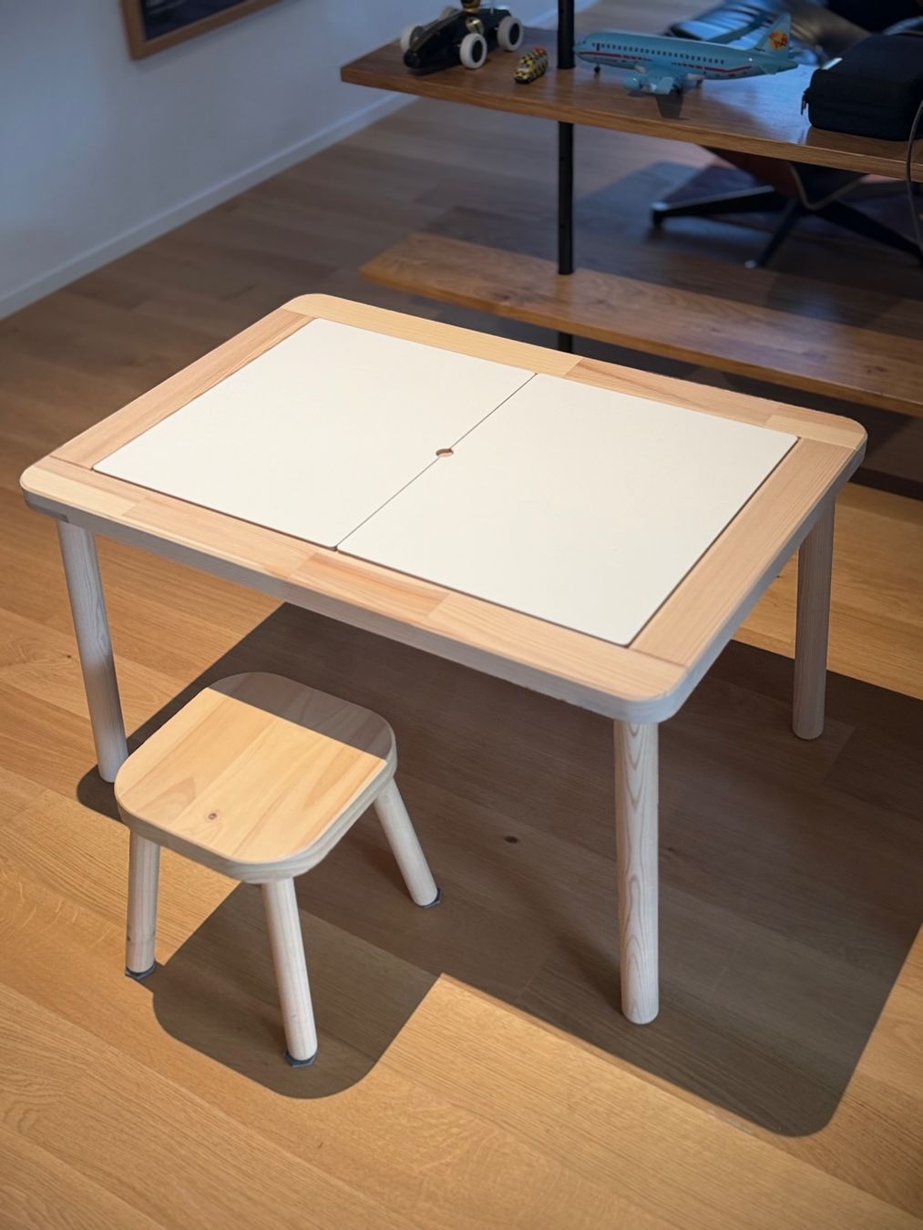 Ikea Tavoli: Kindertisch mit zwei Kinderhocker (NP CHF 110) – Usato da Meggen venduto da Freinhard
