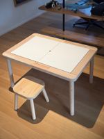 Kindertisch mit zwei Kinderhocker (NP CHF 110)