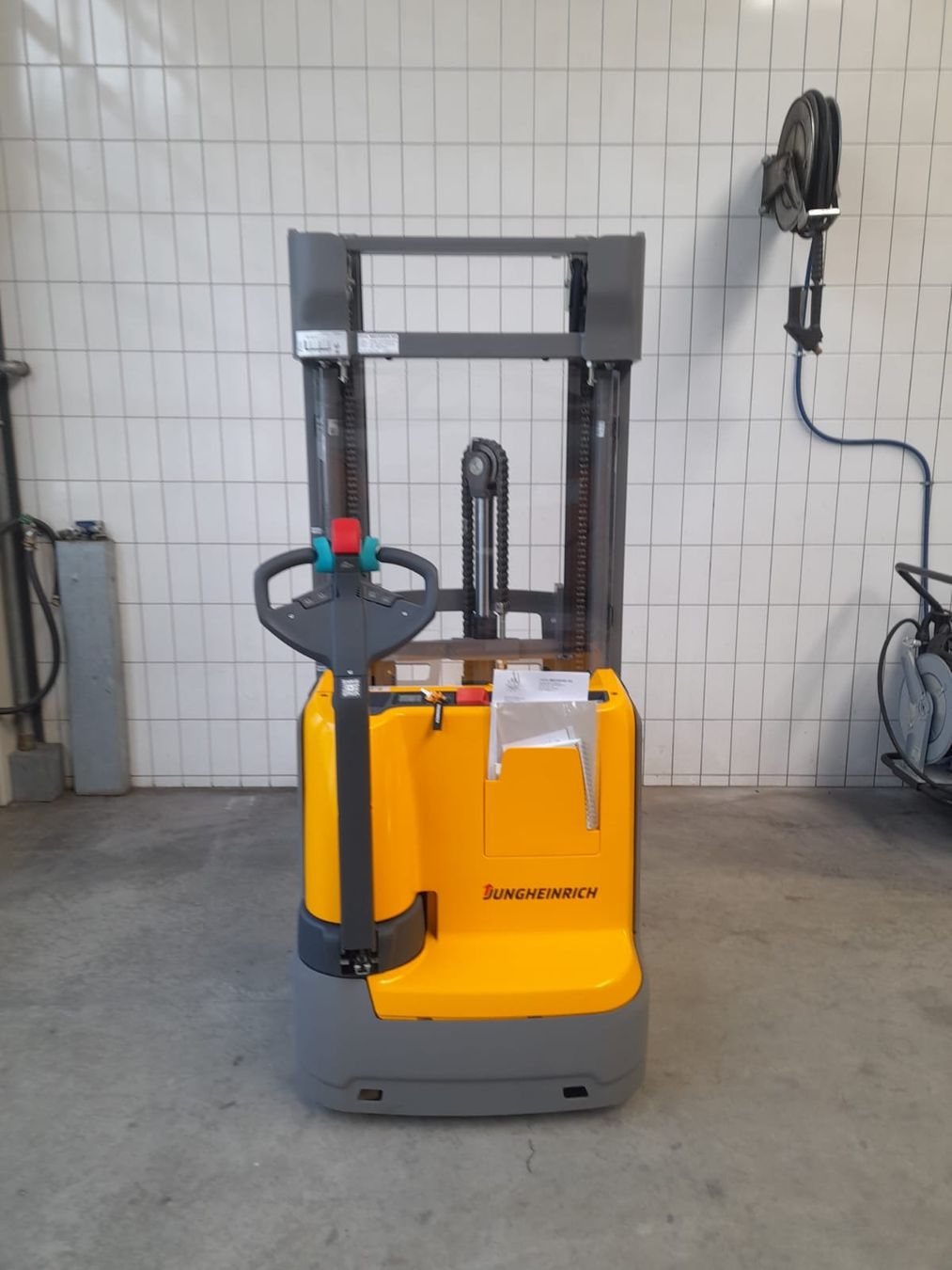 Jungheinrich Carrelli elevatori e a forche: Jungheinrich Elektro Deichselstapler EJC 112 ohne Initialhub – Nuovo (secondo la descrizione) da Zizers venduto da oera 2