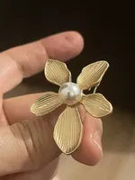 Broche fleur avec perle  comme neuve 4 cm X 3,5 c