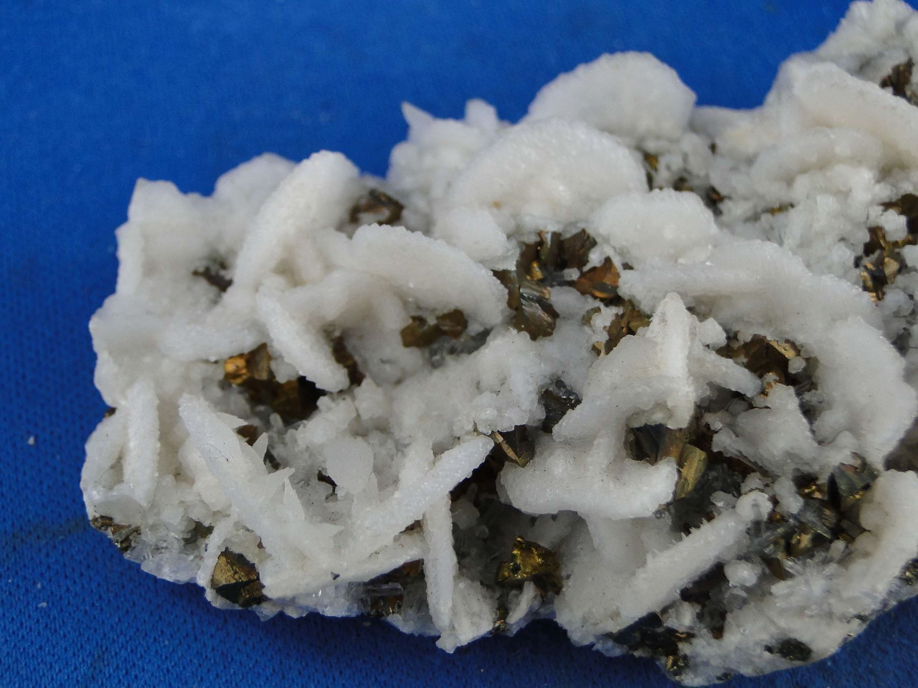 Minerali & Pietre curative: Quartz psm Baryt mit Chalkopyrit – Usato da Schinznach Bad venduto da Demerald 1