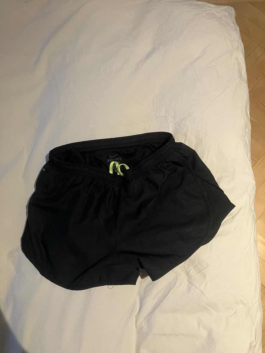 Nike Pantaloni: Kurze Nike running Shorts – Usato da Luzern venduto da Auerhaus