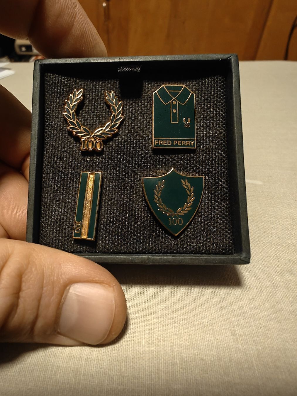 Fred Perry Placchette & Badge: Fred Perry – Usato da Stäfa venduto da Nimbin03
