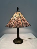 Tischlampe im Tiffany-Stil mit floralen Glasdetails
