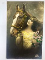 Fotopostkarte Frau mit Pferd Handkoloriert - um 1920 Antik